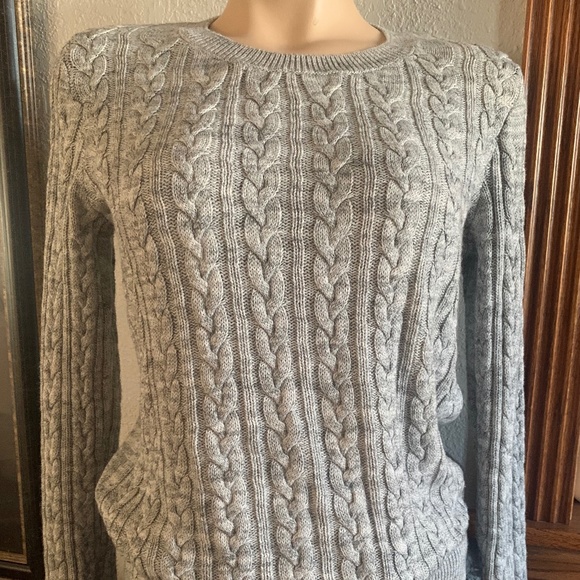 📎Basic women’s gray cable knit sweater - Picture 1 of 6
